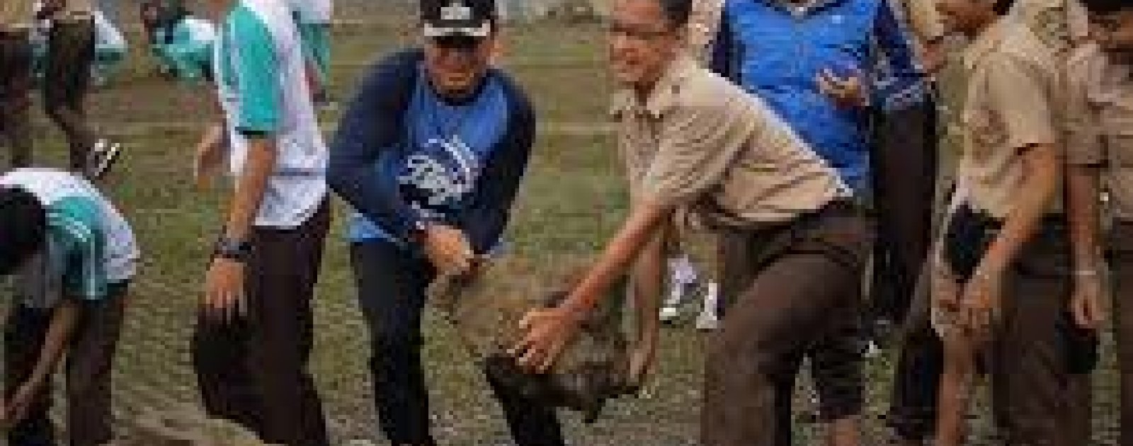 Kepala MTsN 8 Batang Hari, Imron, menyampaikan bahwa kegiatan ini bukan sekadar rutinitas kebersihan