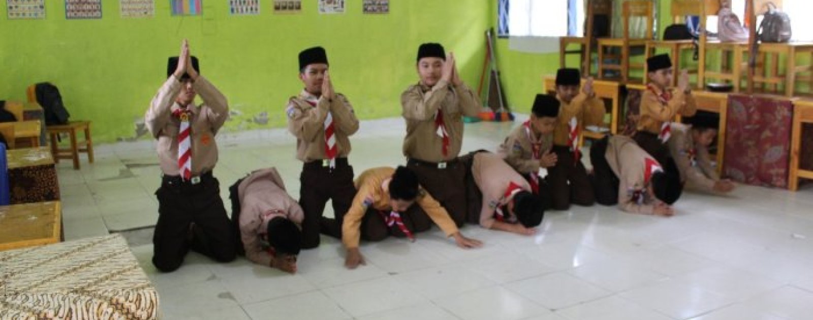 Kelas 7A MTsN 1 Kerinci Berlatih Tari Saman Bersama Ibu Bela Syarifah, S.Pd
