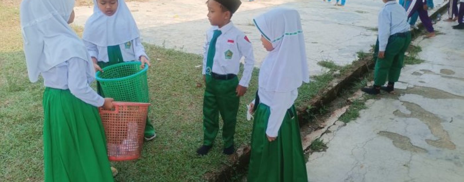 Pembiasaan Kebersihan Siapkan Siswa Kelas 1 MIN 4 Tebo Menuju Karakter Mandiri