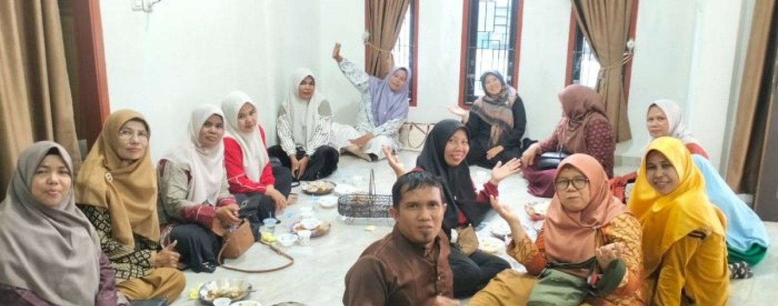 Guru MAN 2 Bungo Hadiri Undangan Pernikahan Keponakan Rekan Sejawat, Wujudkan Kebersamaan dan Kekeluargaan