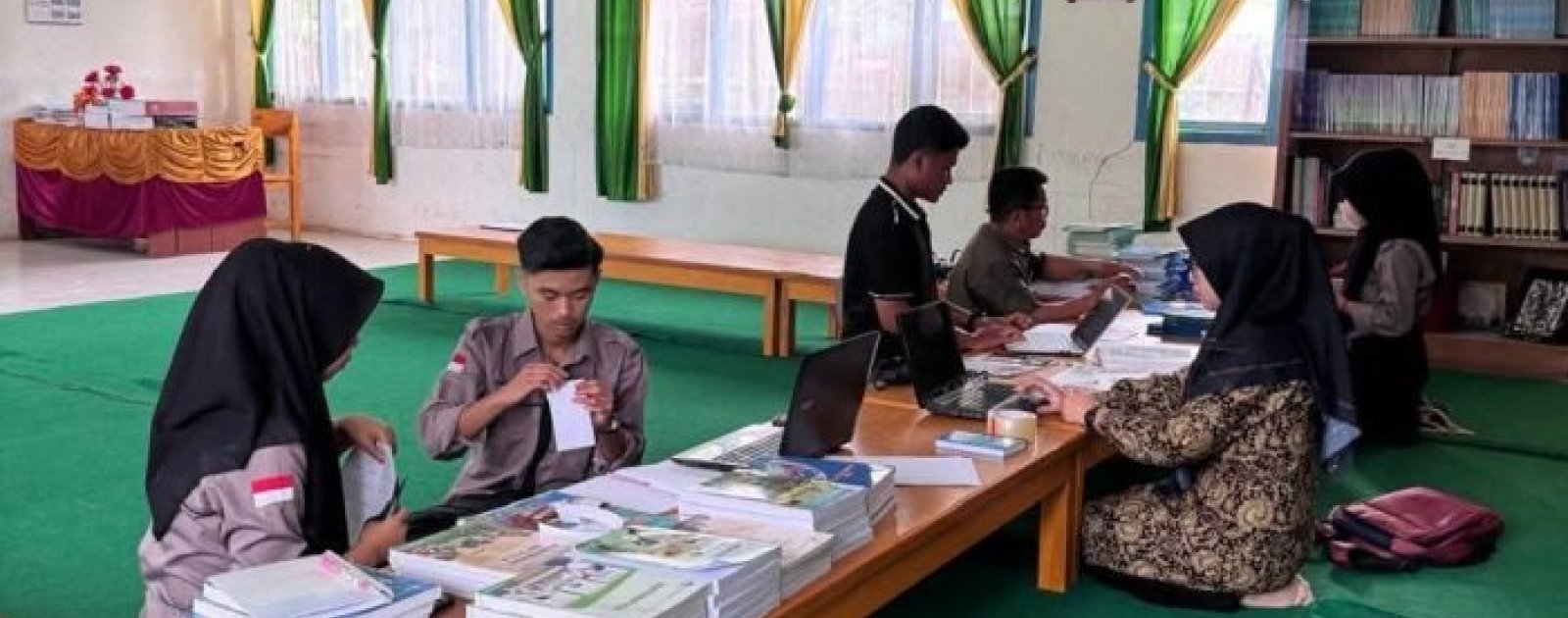 Sinergi Pendidikan: Mahasiswa Ilmu Perpustakaan IAIN Kerinci Laksanakan Praktek Lapangan di MTsN 4 Kerinci