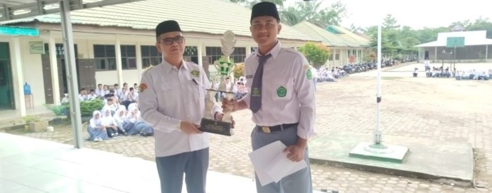 XII D Sabet Juara 1 Lomba Kebersihan: Bukti Kerja Sama yang Solid