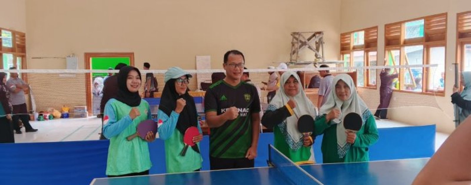 Semangat Kebersamaan Guru MIN 4 Batang Hari Warnai Pertandingan Tenis Meja Putri