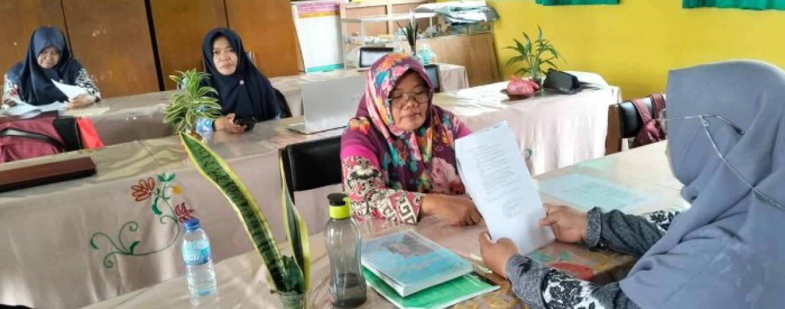 Wakakurikulum MTsN 4 Batang Hari Bahas Persiapan Program Madrasah Asri Bersama Dewan Guru
