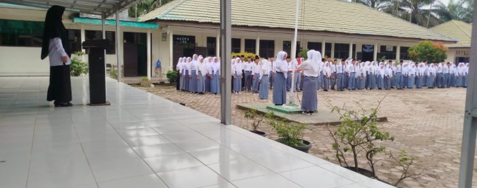 Analogi Wadah dari Pembina Upacara: Pesan Moral dari Almustari, S.Si