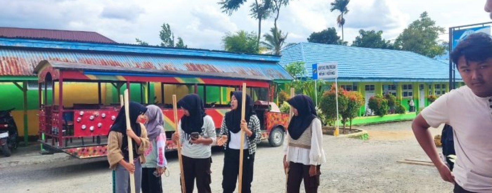 Tangan Terampil Siswa MTsN 1 Kerinci Rakit Tandu Sederhana dari Kayu dan Tali dalam Kegiatan Pramuka