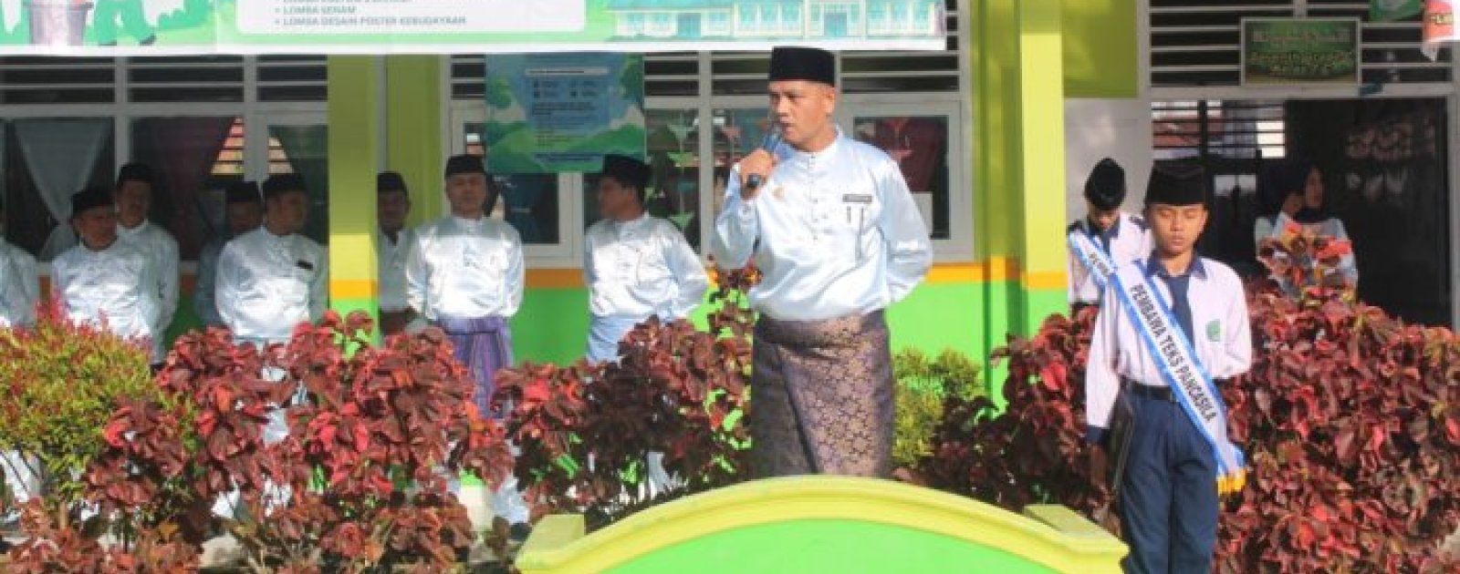 Upacara Bendera Perdana Semester Baru, PTK MTsN 1 Kerinci Kenakan Baju Melayu