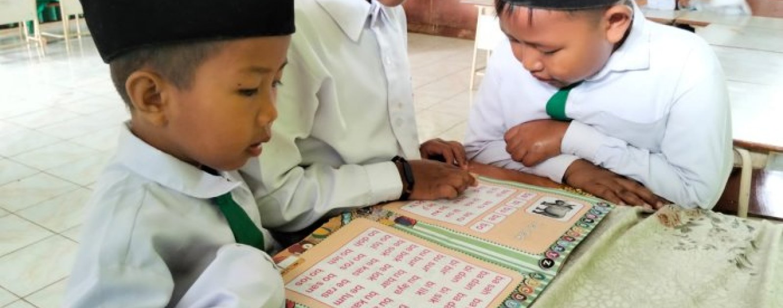 Siswa Kelas 1B Ukir Semangat Ikuti Kegiatan  Literasi Membaca Bersama Wali Kelas