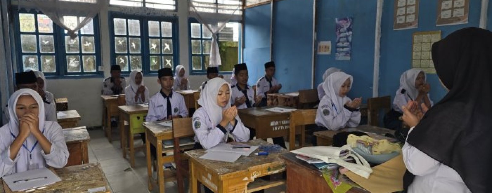 PEMBACAAN DOA SEBELUM PELAKSANAAN UJIAN SUMATIF TENGAH SEMESTER GANJIL DI MTsN 1 KERINCI