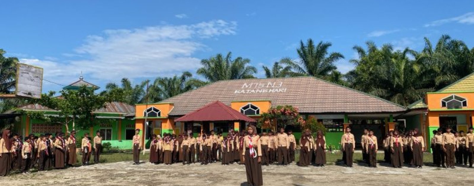 MTsN 3 Batanghari Kukuhkan Anggota Baru dalam Upacara Pelantikan Pramuka Penggalang Ramu