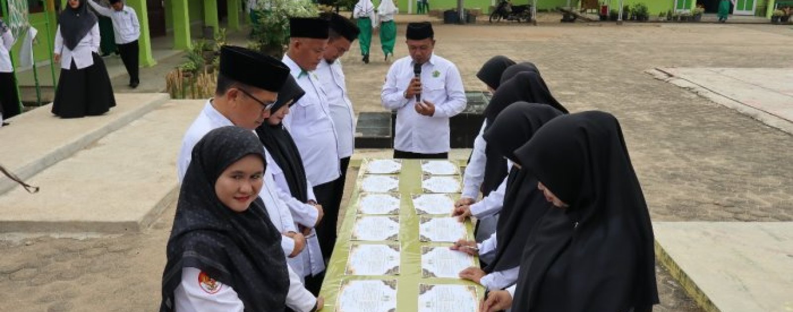 Sikap Tegas! Guru dan Pegawai MTsN 1 Batang Hari Ikat Diri dalam Fakta Integritas