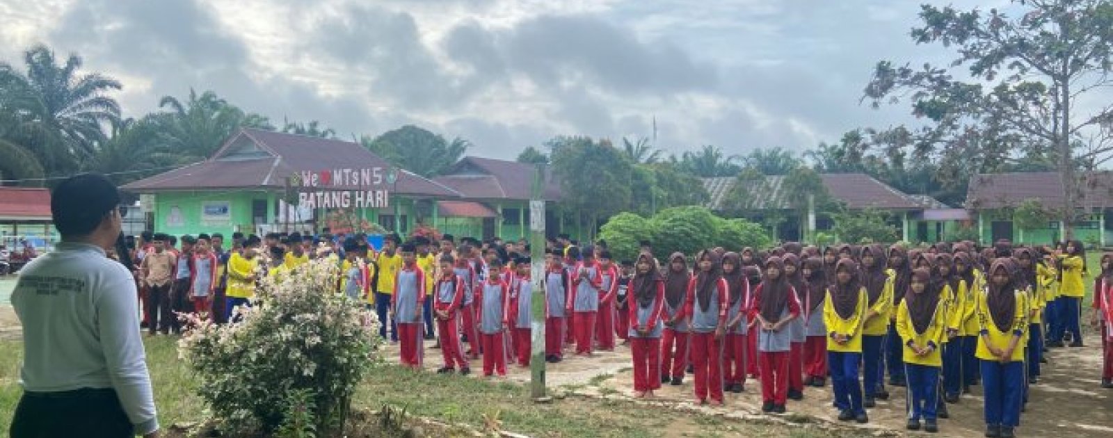 Pembina OSIM MTsN 5 Batang Hari Resmi Membuka Classmeeting Semester Ganjil TP 2025/2026