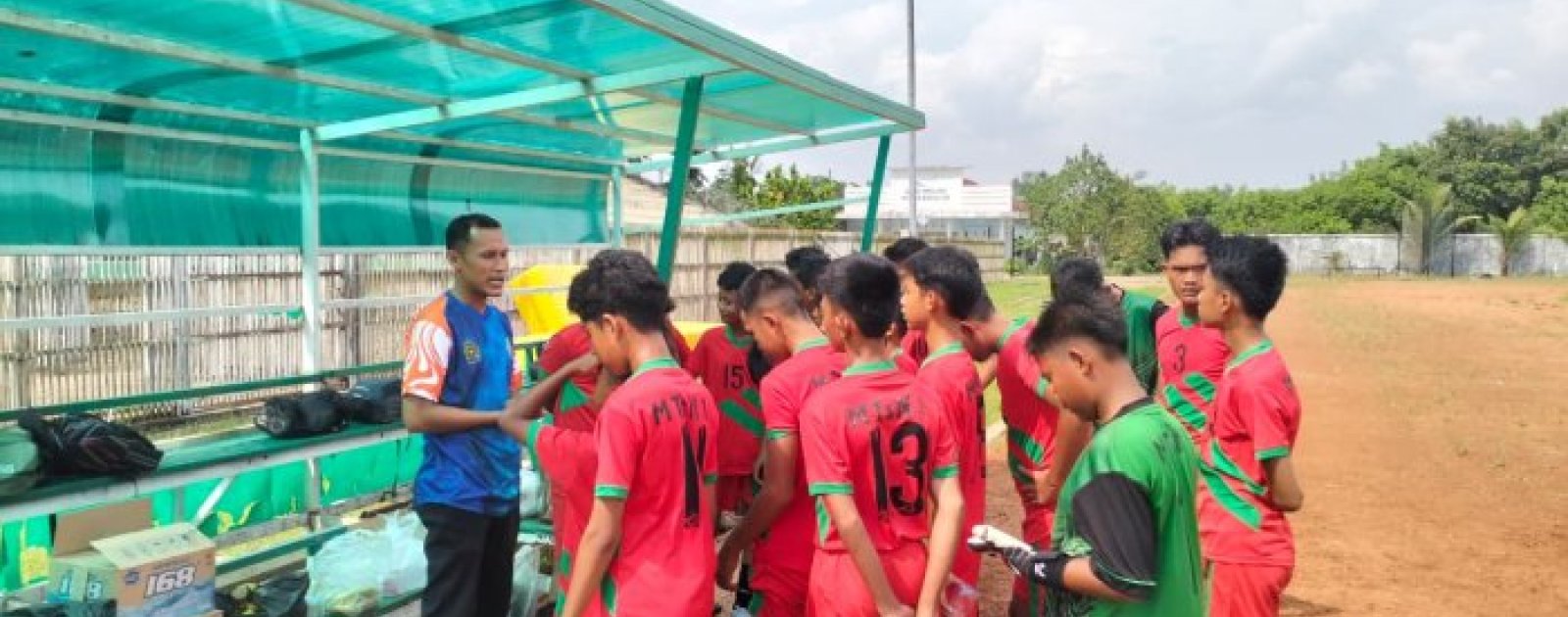 Arahan Taktis Pelatih Pak Dumrah Bakar Semangat Skuad Negsa. FC MTsN 1 Batang Hari