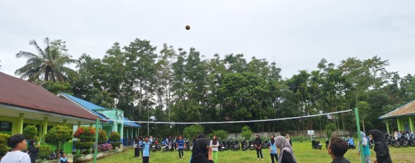 Penuh Semangat Di Lapangan, Class Meeting MTsN 4 Kerinci Hari Pertama Dibuka dengan Lomba Volly Ball
