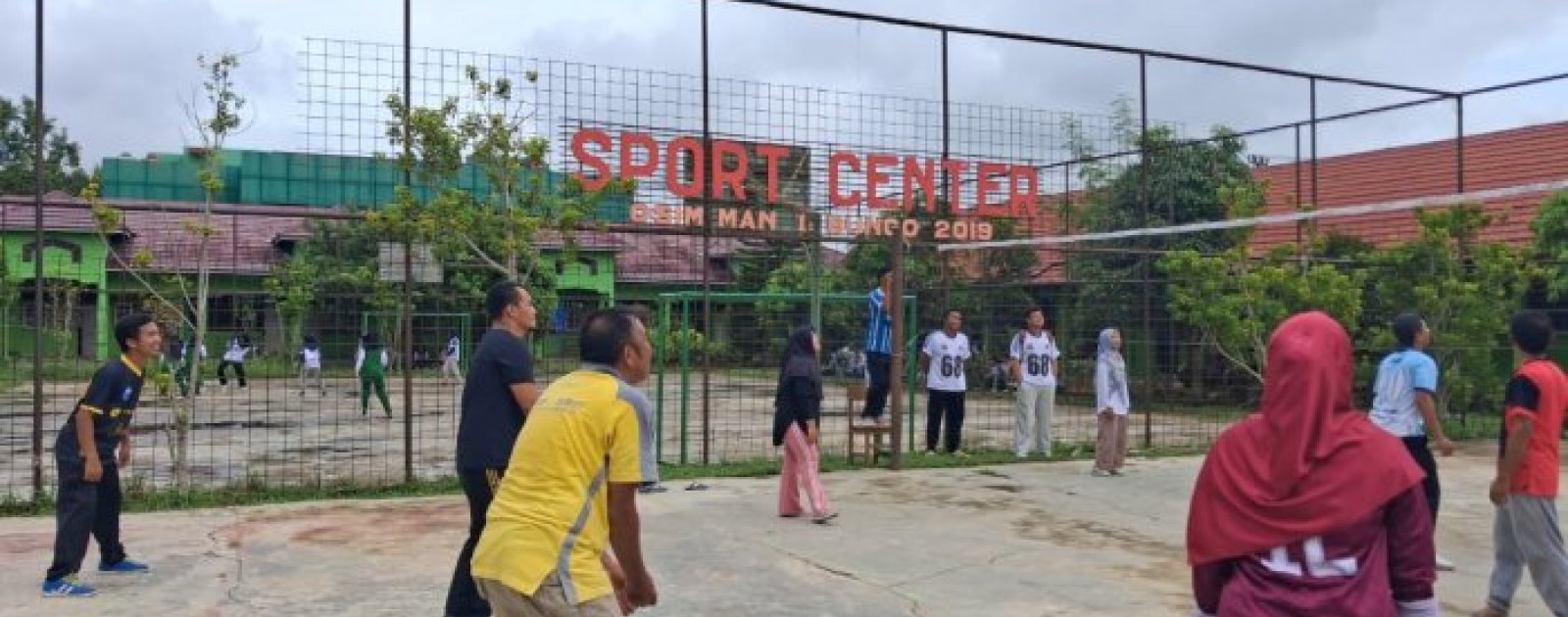 Play Off Voli Campuran Guru: Tim Abi Yosril CS Vs Tim Pak Jabrial CS Meriahkan Classmeeting