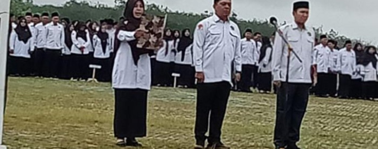 Ibu Ratna Sari, S.Pd.I Jadi Petugas Pembaca UUD 1945 pada Upacara HAB ke-80