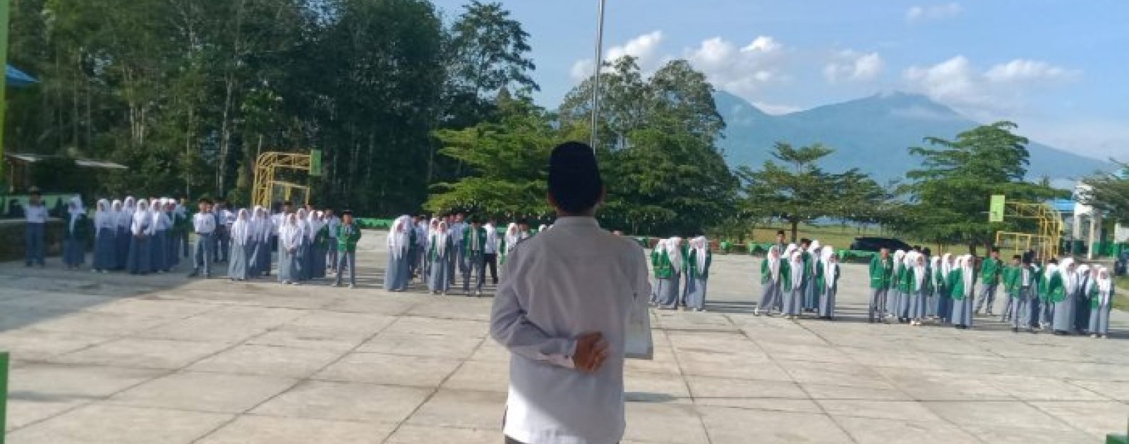 MAN 3 Kerinci Gelar Upacara Bendera, Abdul Aziz, M.Pd. Jadi Pembina Upacara