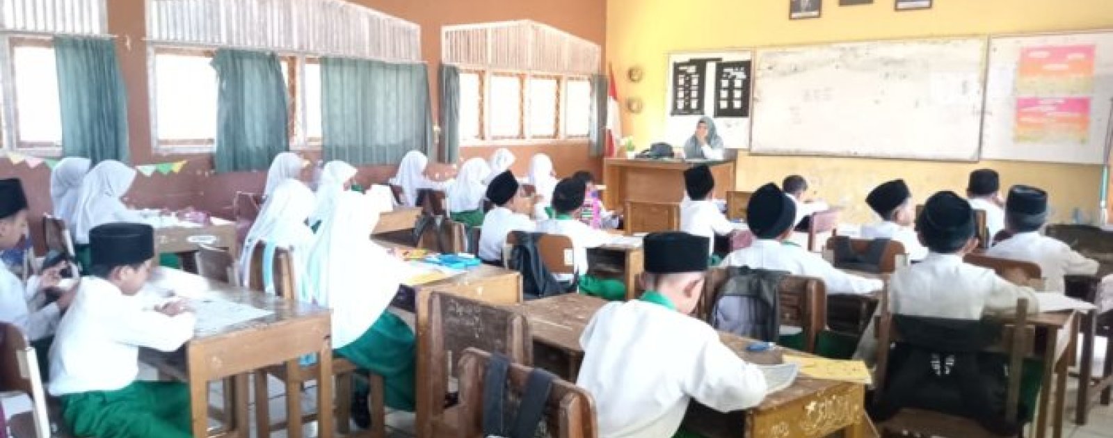 Dewan Guru MIN 1 Tebo Semangat Laksanakan Kegiatan Belajar Mengajar Bersama Siswa