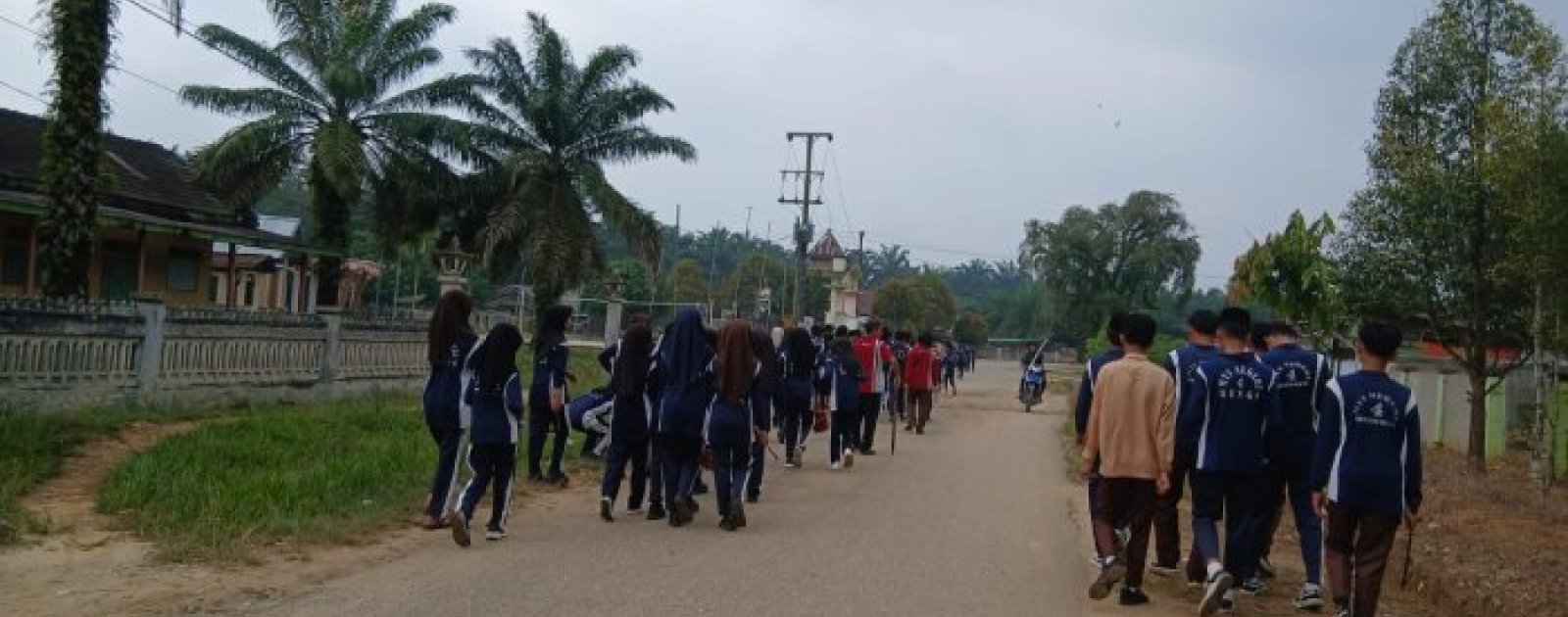 Menebar Semangat Hidup Sehat, MTsN 4 Bungo Gelar Jalan Sehat