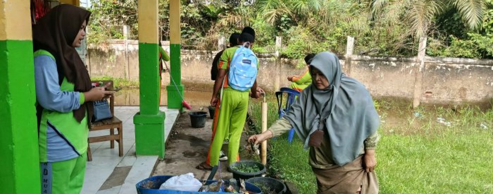 Gotong Royong Usai Asesmen, MTsN 3 Muaro Jambi Mantapkan Kebersihan Lingkungan Madrasah