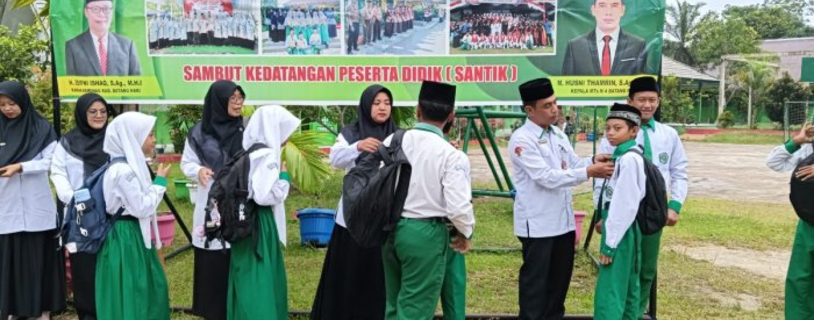 Mendung Tak Berarti Hujan, Tetap Semangat Sambut Peserta Didik di MTsN 4 Batang Hari