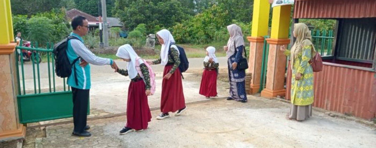 Dewan Guru MIN 1 Tebo Tingkatkan Disiplin Lewat Penyambutan Piket Setiap Pagi