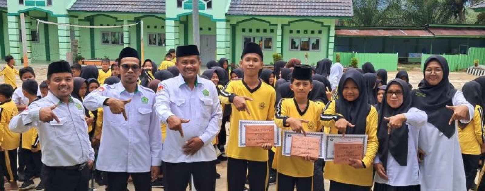 Kepala MTsN 7 Bungo Umumkan Peraih Nilai Tertinggi ASAS Ganjil TP 2025/2026 Berbasis Android