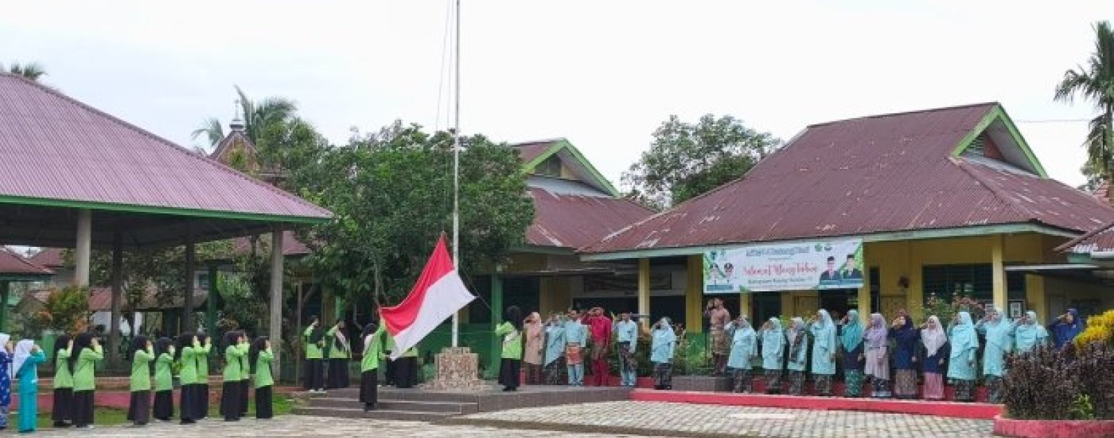 Upacara Awal Semester Genap, Kepala MTsN 4 Batang Hari Tekankan Disiplin dan Semangat Baru